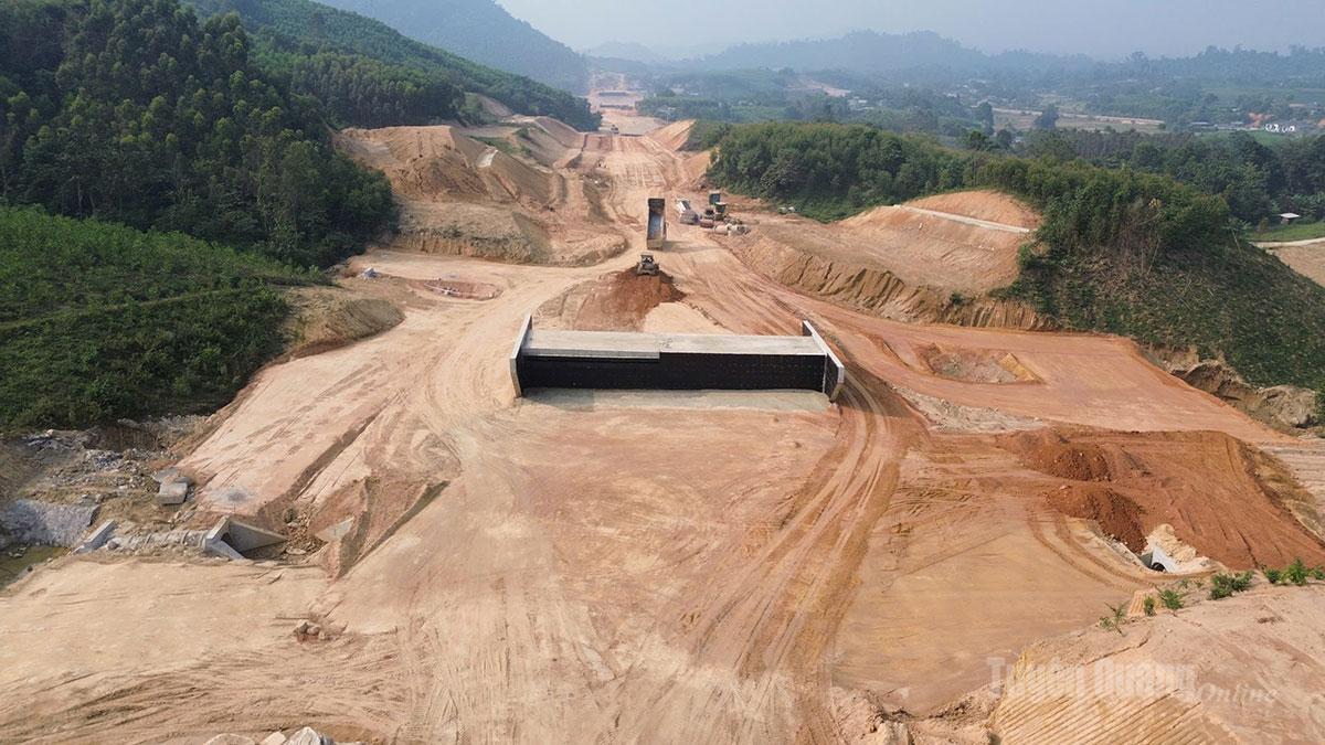 Công trường thi công đoạn tuyến 8,1 km thuộc Dự án cao tốc Tuyên Quang – Hà Giang.