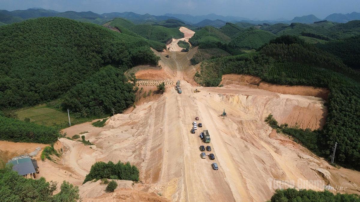 Công trường thi công tuyến đường từ thị trấn Sơn Dương đi xã Tân Trào.