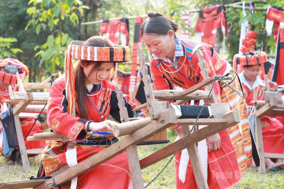 Đồng bào dân tộc Pà Thẻn, xã Tân Quang gìn giữ nghề thêu dệt trang phục truyền thống.