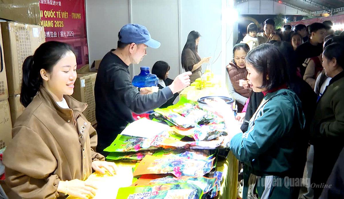 Hội chợ thương mại quốc tế Việt – Trung (Tuyên Quang) năm 2025 đã thu hút trên 35 nghìn lượt người tham dự.