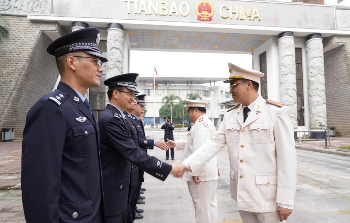 Đoàn công tác Phòng Quản lý xuất nhập cảnh, Công an tỉnh Tuyên Quang thăm, làm việc với Công an châu Văn Sơn.
