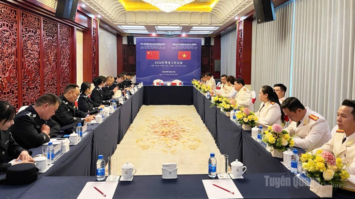 Đoàn công tác Phòng Quản lý xuất nhập cảnh, Công an tỉnh Tuyên Quang hội đàm với Chi đội Hợp tác quốc tế, Công an châu Văn Sơn.