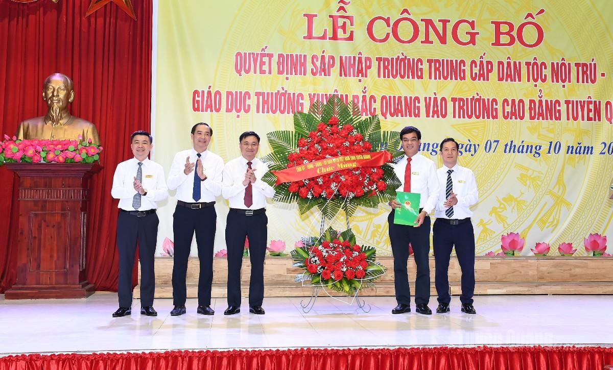 Đồng chí Phó Chủ tịch UBND tỉnh Đỗ Anh Tuấn trao Quyết định, tặng hoa chúc mừng Trường Cao đẳng Tuyên Quang.