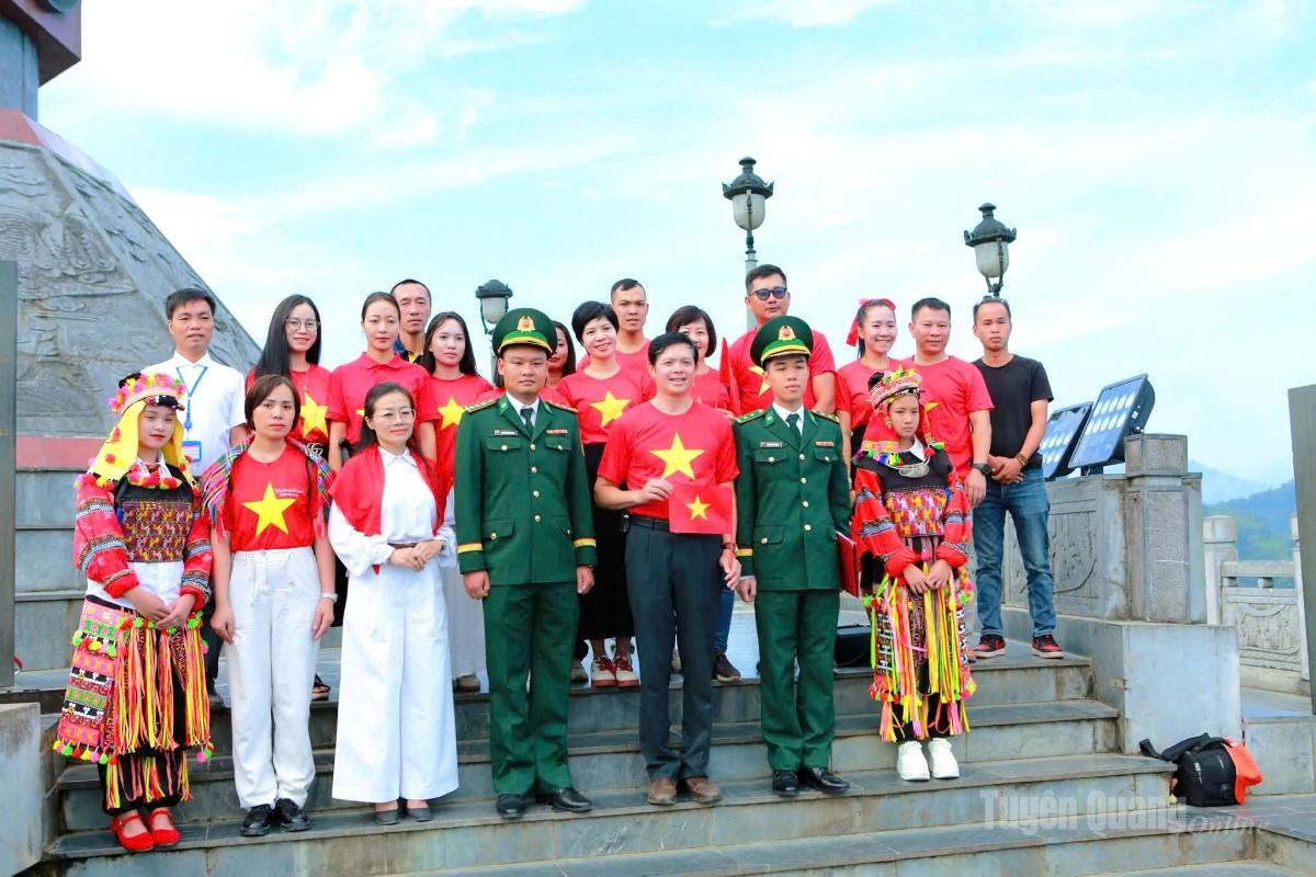 Du khách tham quan Cột cờ Quốc gia Lũng Cú.