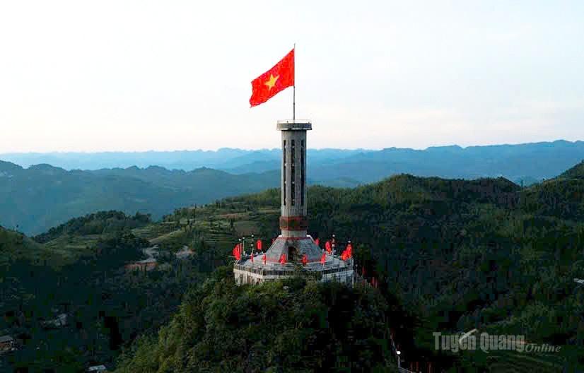 Cột cờ Quốc gia Lũng Cú.
