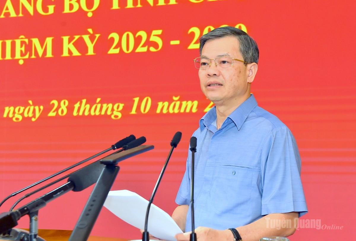 Đồng chí Phó Bí thư Tỉnh ủy, Chủ tịch HĐND tỉnh Nguyễn Văn Sơn phát biểu tại hội nghị.