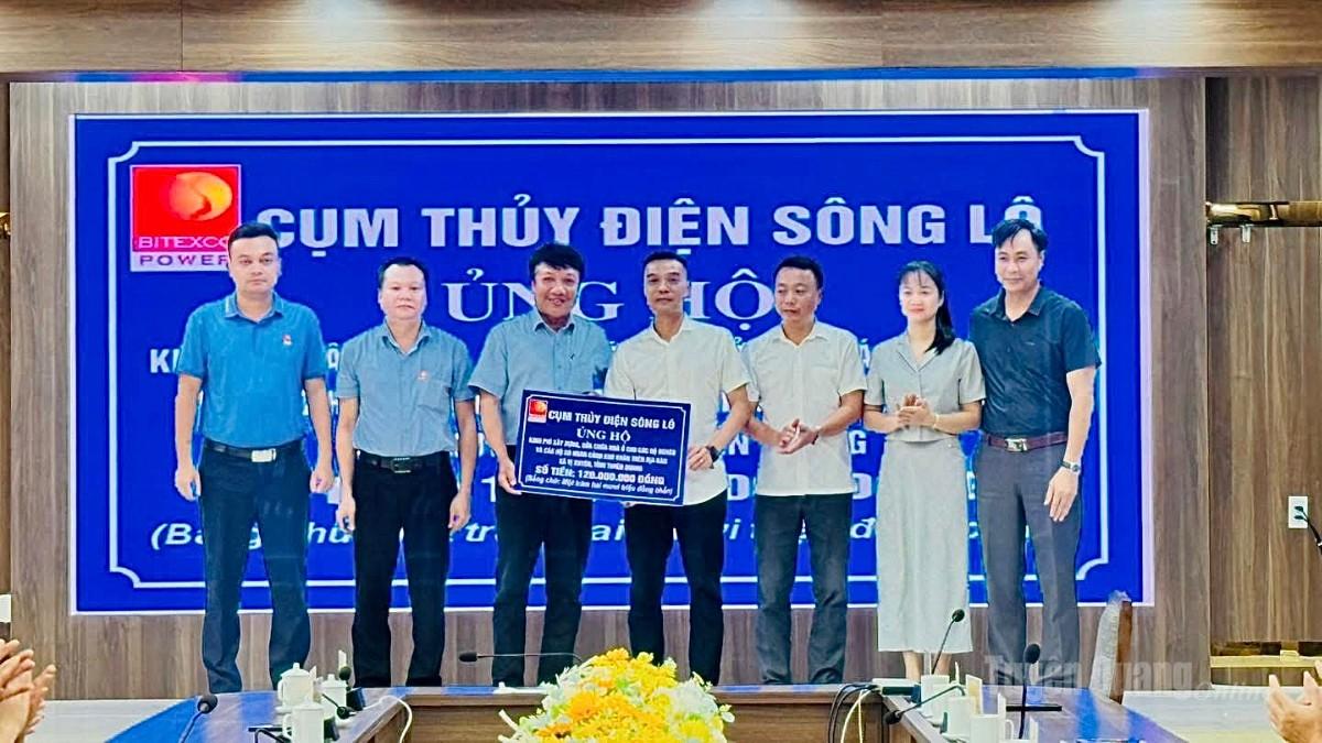 Cụm thủy điện Sông Lô trao 120 triệu đồng hỗ trợ hộ nghèo xã Vị Xuyên.