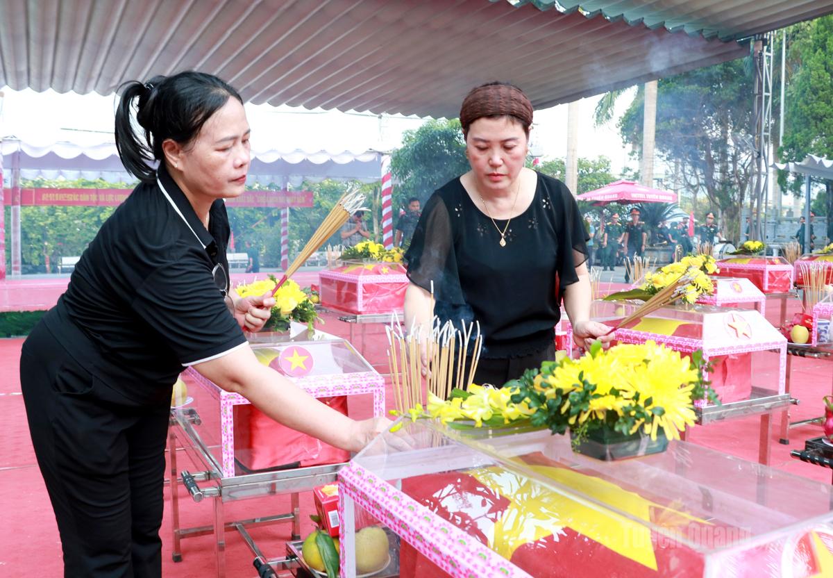 Người dân thành kính thắp hương tưởng nhớ các anh hùng liệt sĩ.