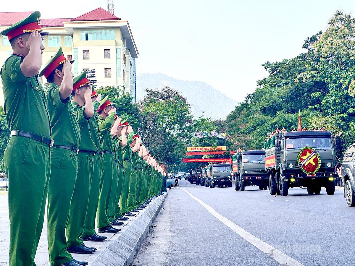 Các lực lượng nghiêm trang đón các Anh hùng liệt sĩ trở về. Ảnh: Bang Phúc, Mai Ánh