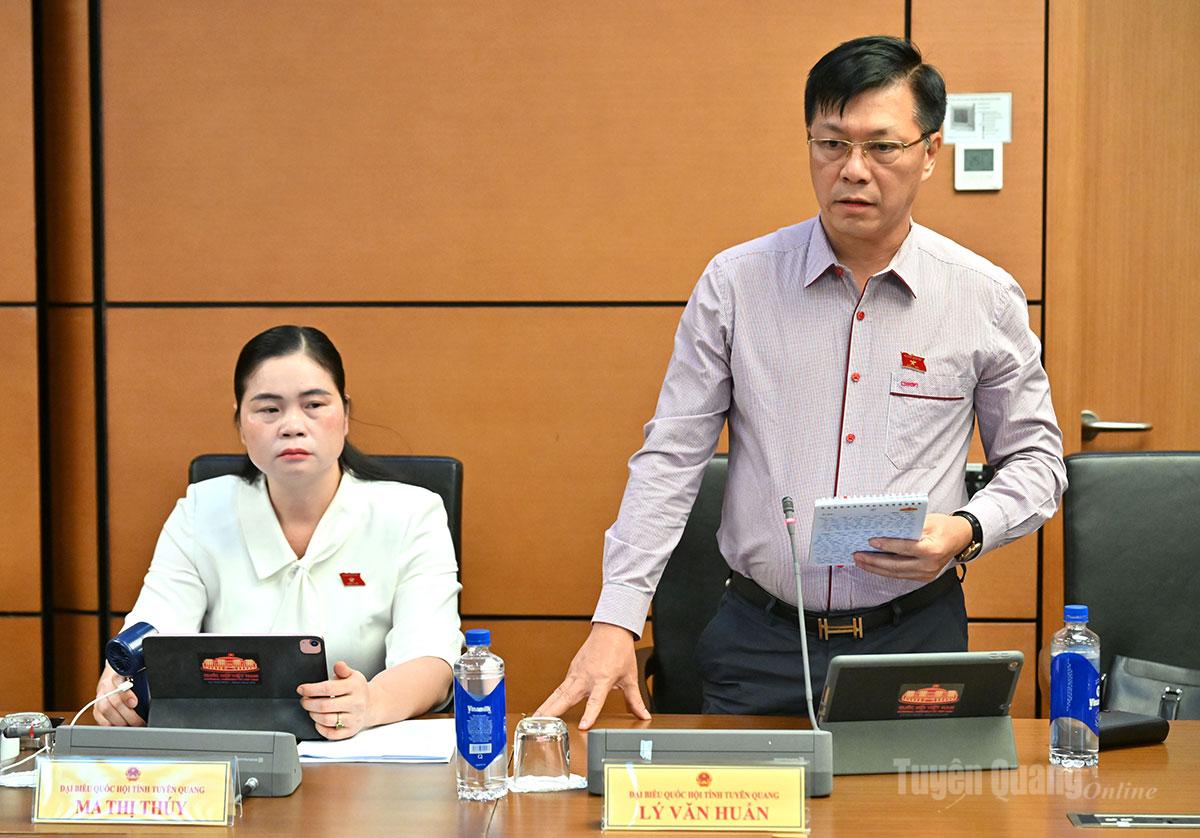 ĐBQH Lý Văn Huấn thảo luận.