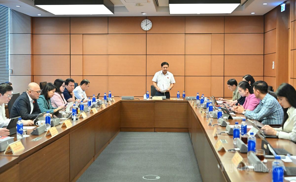 Các đại biểu Quốc hội thảo luận tại tổ chiều 26-10.