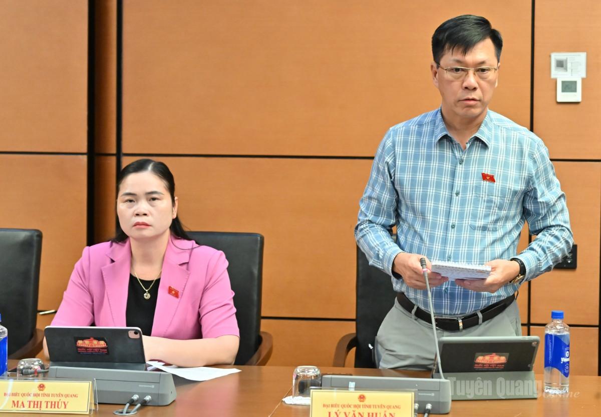 ĐBQH Lý Văn Huấn thảo luận.