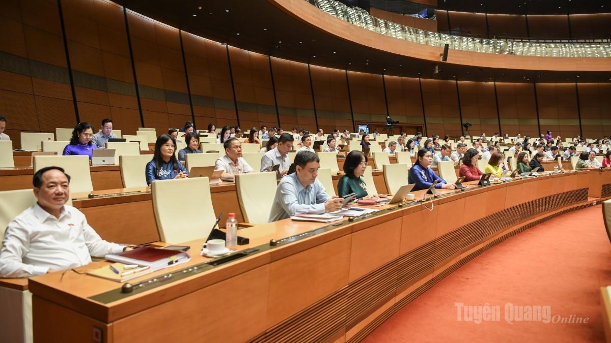 Đoàn ĐBQH tỉnh Tuyên Quang khóa XVI tham dự phiên họp chiều 29-10.