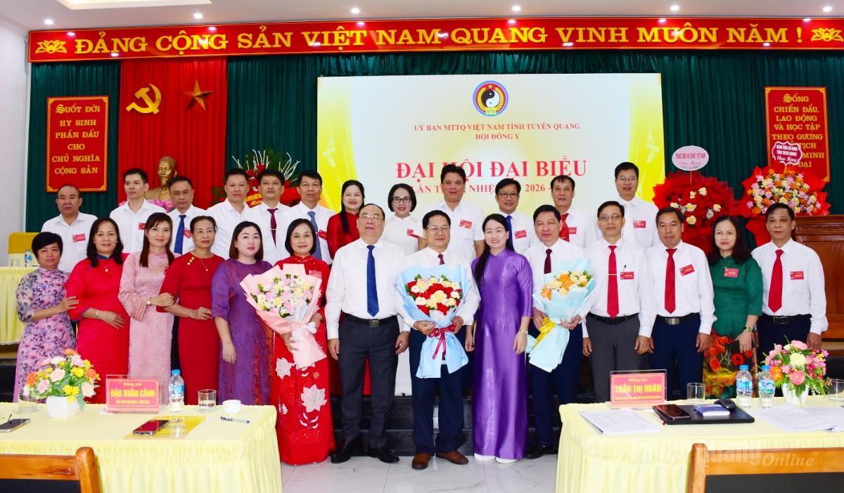 Lãnh đạo Hội Đông Y Việt Nam và lãnh đạo Uỷ ban MTTQ Việt Nam tỉnh Tuyên Quang tặng hoá chúc mừng BCH khoá I, nhiệm kỳ 2026-2031 của Hội Đông y tỉnh Tuyên Quang.