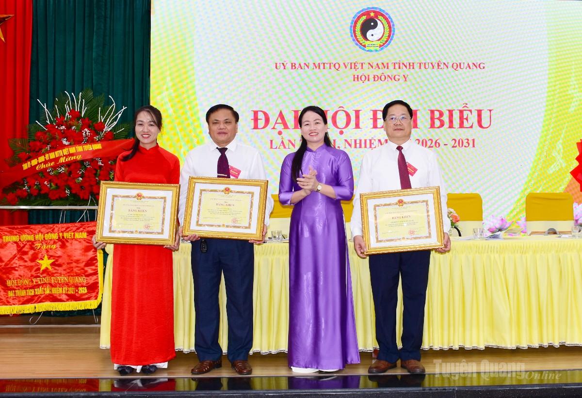 Lãnh đạo Uỷ ban MTTQ Việt Nam tỉnh Tuyên Quang trao Bằng khen của Chủ tịch UBND tỉnh cho các tập thể và cá nhân đã có thành tích xuất sắc trong công tác xây dựng và phát triển công tác Hội Đôngy tỉnh Tuyên Quang giai đoạn 2020 - 2025.