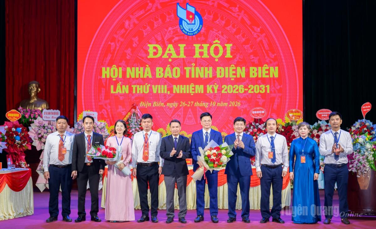 Phó Bí thư Tỉnh ủy Mùa A Vảng và Phó Chủ tịch Thường trực Hội Nhà báo Việt Nam Nguyễn Đức Lợi tặng hoa chúc mừng Ban Chấp hành Hội Nhà báo tỉnh khóa VIII, nhiệm kỳ 2026 – 2031.