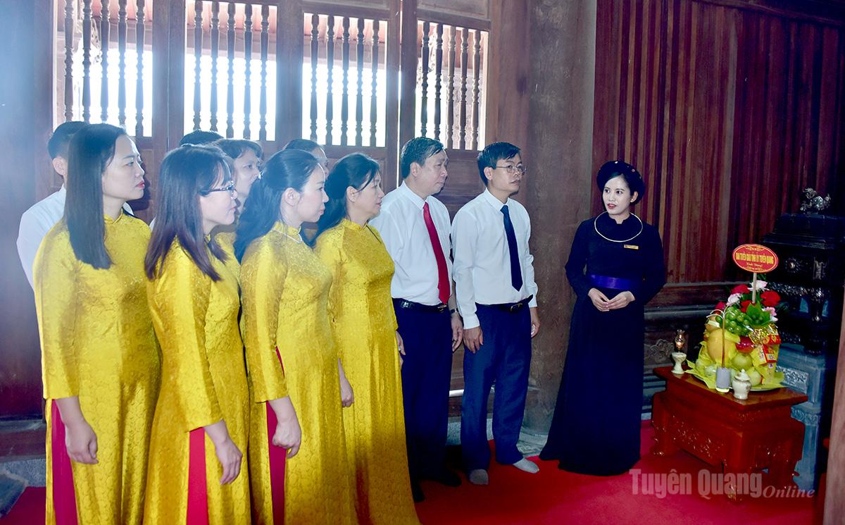 Các thành viên đoàn công tác nghe thuyết minh về thân thế, sự nghiệp của đồng chí Tố Hữu.