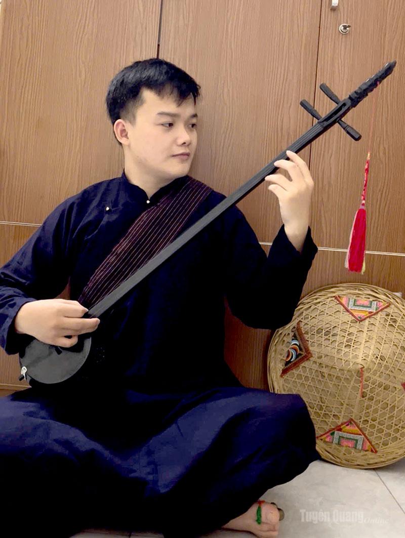 Anh Phùng Văn Tiến tập luyện hát Then, đàn Tính.