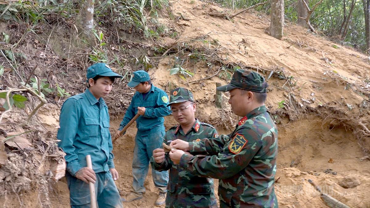 Lãnh đạo Bộ CHQS tỉnh kiểm tra thực địa tại điểm cao 772.