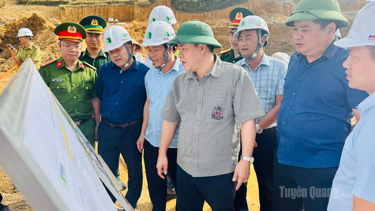Đồng chí Hoàng Gia Long, Uỷ viên Ban Thường vụ Tỉnh uỷ, Phó Chủ tịch UBND tỉnh kiểm tra bản đồ tổng thể Dự án Trường PTNT liên Cấp TH&THCS Lúng Cú.