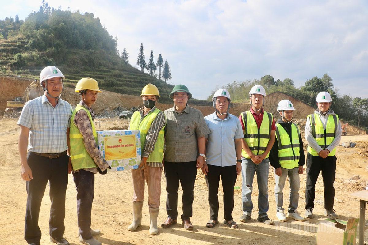 Phó Chủ tịch UBND tỉnh Hoàng Gia Long tặng quà cho cán bộ kỹ thuật, công nhân đang xây dựng Dự án Trường PTNT liên cấp TH&THCS Lúng Cú.