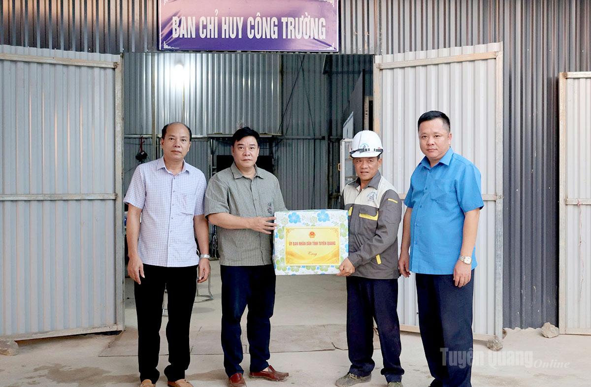 Phó Chủ tịch UBND tỉnh Hoàng Gia Long tặng quà cho cán bộ kỹ thuật, công nhân đang xây dựng Dự án Trường PTNT liên cấp TH&THCS Thắng Mố.