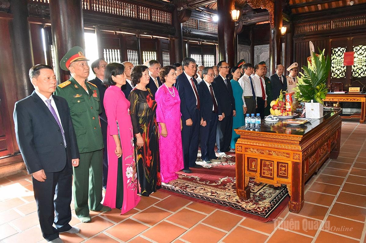 Các đại biểu CLB Tân Trào dâng hương, tưởng nhớ Chủ tịch Hồ Chí Minh.