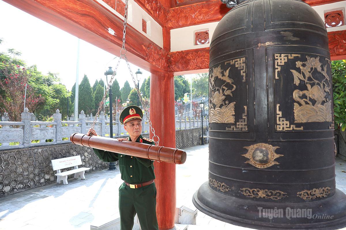 Thượng tướng Phạm Hồng Hương, Phó Chủ tịch Hội Cựu chiến binh Việt Nam thực hiện nghi thức thỉnh chuông tại Nghĩa trang Liệt sĩ quốc gia Vị Xuyên.