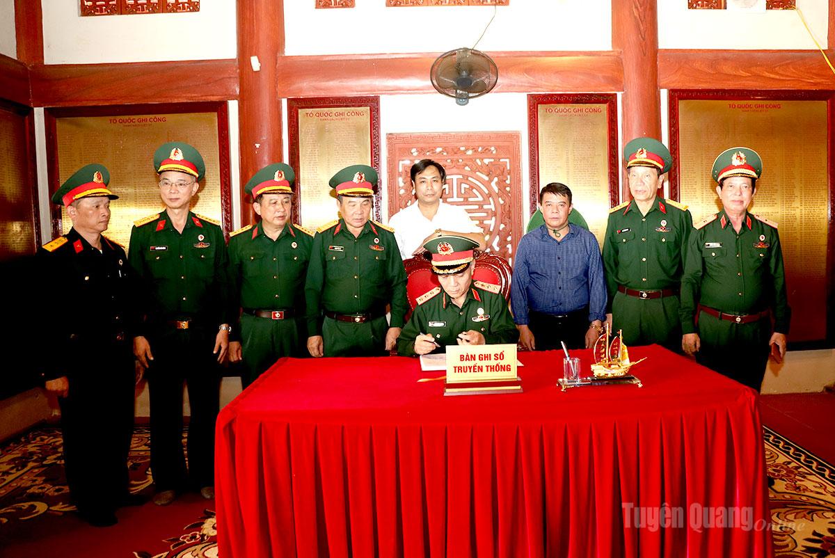 Thượng tướng Phạm Hồng Hương, Phó Chủ tịch Hội Cựu chiến binh Việt Nam ghi sổ truyền thống.