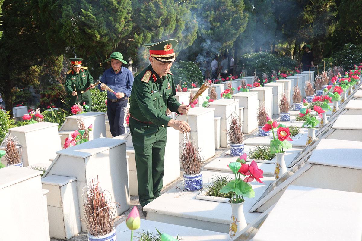 Đoàn công tác Trung ương Hội Cựu chiến binh Việt Nam thắp hương các phần mộ liệt sĩ tại Nghĩa trang Liệt sĩ quốc gia Vị Xuyên.