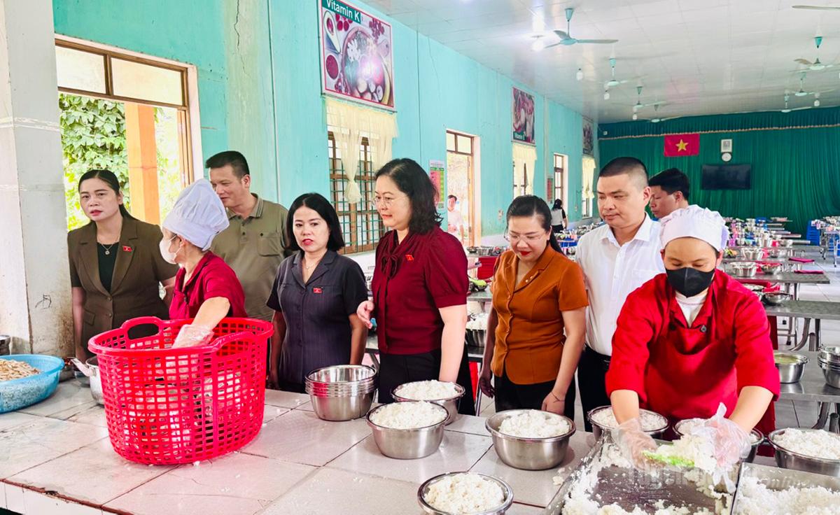 Đoàn ĐBQH khoá XVI tỉnh kiểm tra khu vực chế biến thực phẩm Trường Tiểu học và THCS Cốc Pài.