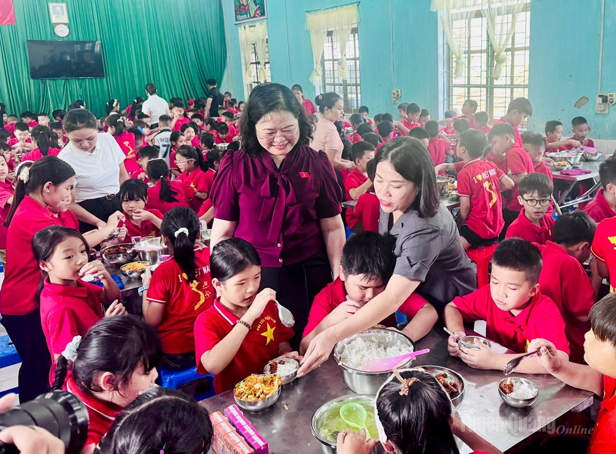 Đồng chí Lý Thị Lan, Uỷ viên Ban Thường vụ Tỉnh uỷ, Phó Trưởng đoàn ĐBQH chuyên trách tỉnh thăm hỏi, động viên các em học sinh Trường Tiểu học và THCS Cốc Pài.