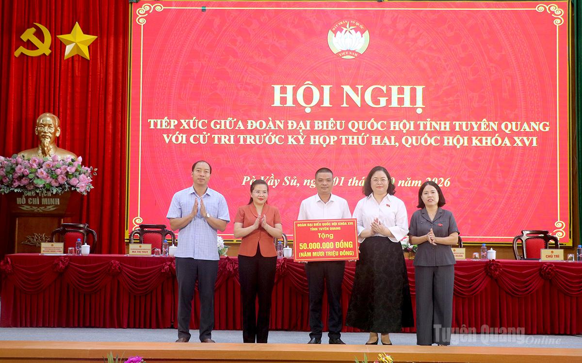 Đoàn ĐBQH khoá XVI tỉnh Tuyên Quang trao quà cho xã Pà Vầy Sủ.