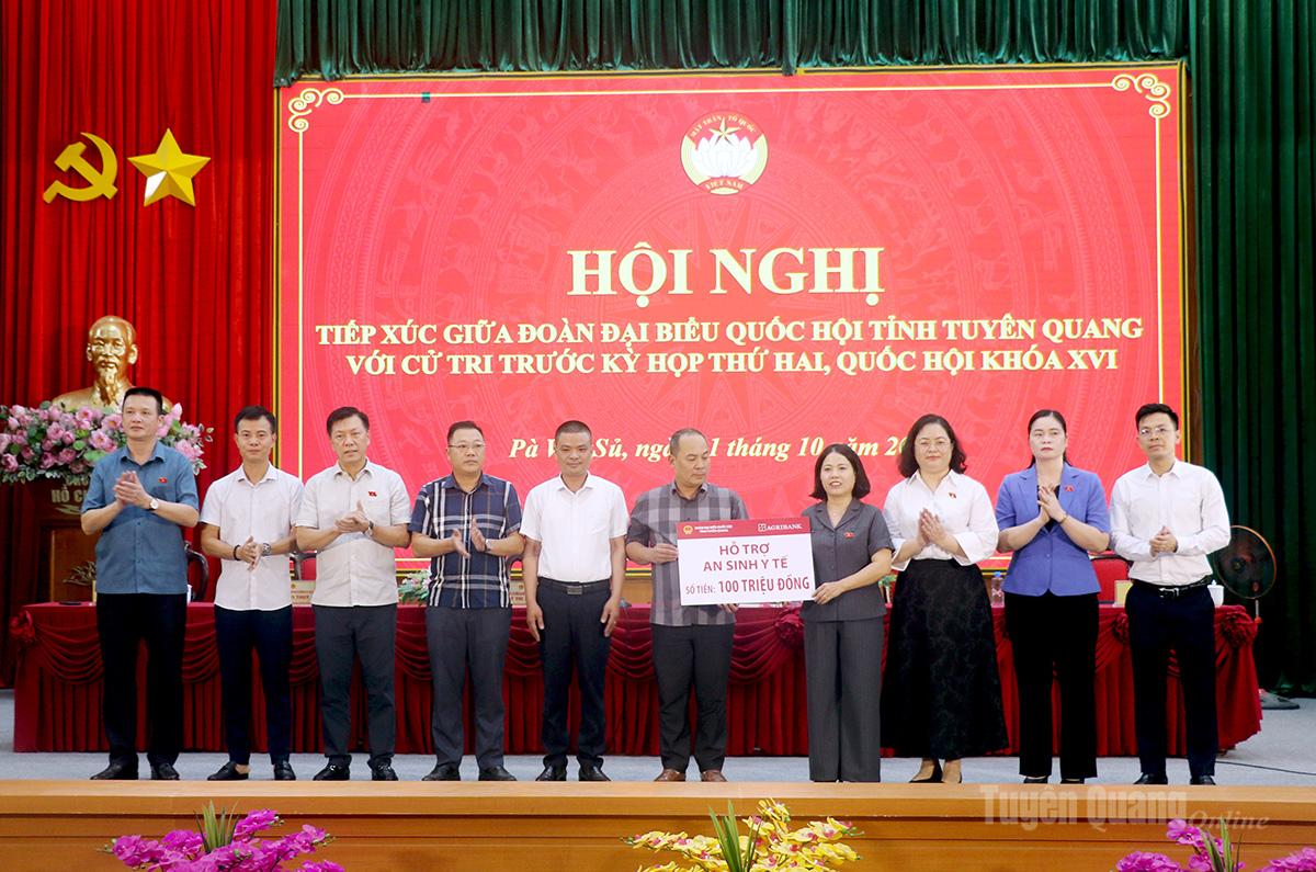 Đoàn ĐBQH khoá XVI tỉnh Tuyên Quang phối hợp với Agribank Chi nhánh Tuyên Quang trao quà cho các xã Pà Vẩy Sủ, Xín Mần, Nấm Dẩn, Quảng Nguyên.