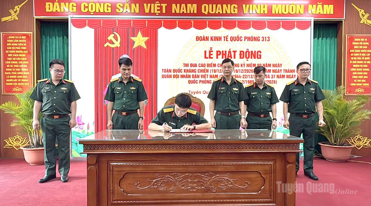 Các cơ quan, đơn vị ký giao ước thi đua.