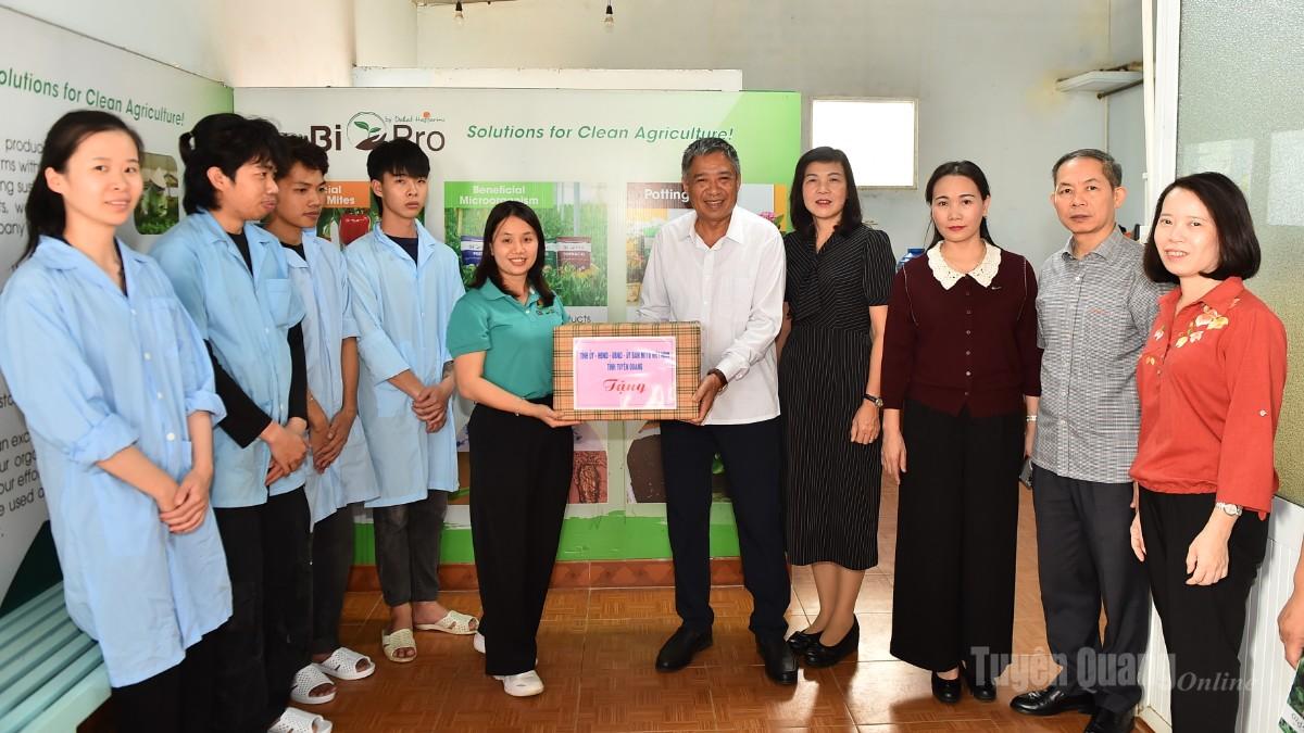 Đoàn công tác tặng quà công nhân Công ty Hasfarm.