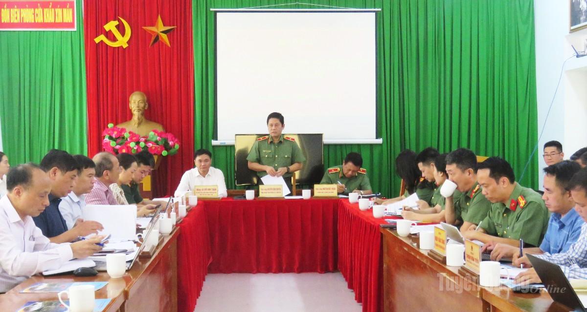 Toàn cảnh buổi làm việc.