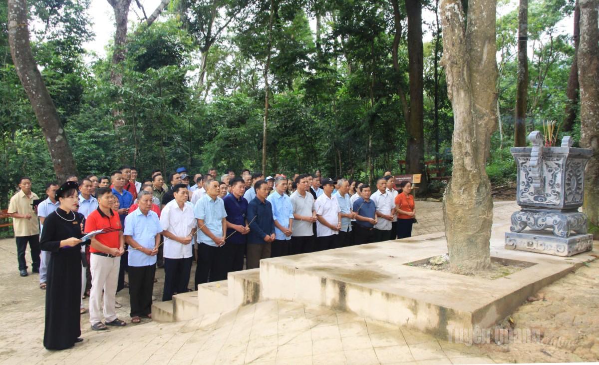 Đoàn đại biểu người có uy tín dâng hương tại Lán Nà Nưa.