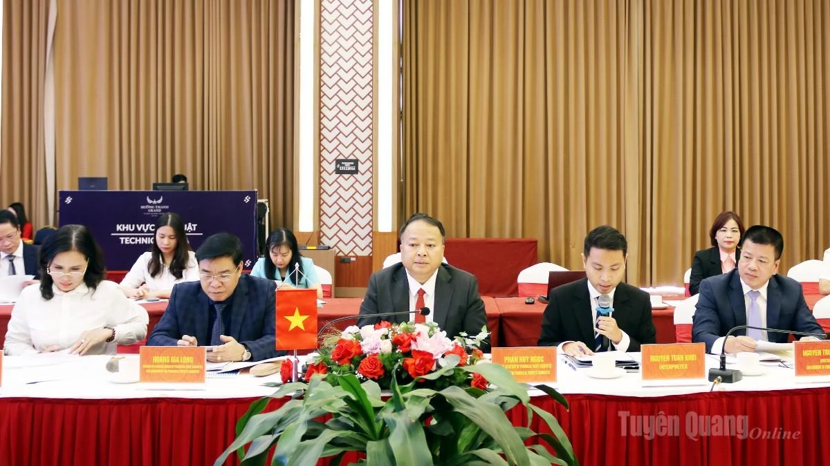 Đồng chí Phan Huy Ngọc, Phó Bí thư Tỉnh ủy, Chủ tịch UBND tỉnh Tuyên Quang phát biểu tại buổi làm việc.