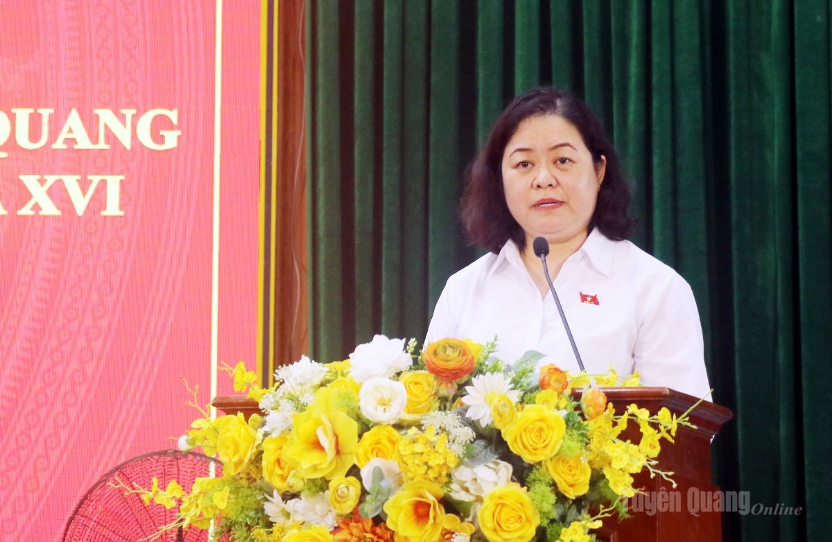 6. Thay mặt Đoàn ĐBQH khoá XVI tỉnh, đồng chí Lò Thị Việt Hà, Phó Chủ nhiệm Uỷ ban Văn hoá và Xã hội của Quốc hội tiếp thu các ý kiến của cử tri.