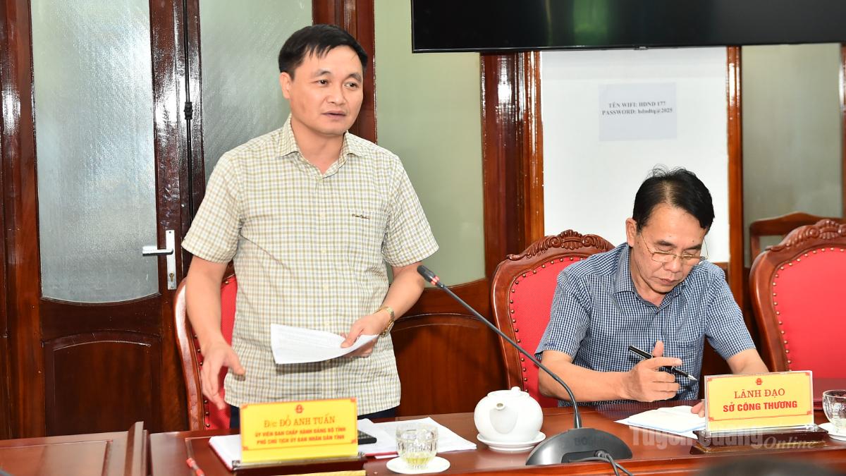 Đồng chí Phó Chủ tịch UBND tỉnh Đỗ Anh Tuấn phát biểu ý kiến tham gia vào các dự thảo luật.