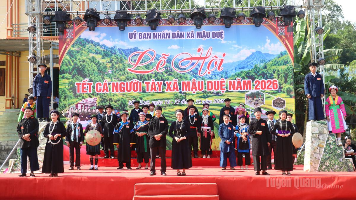 Thi trình diễn trang phục truyền thống các dân tộc tại Lễ hội.