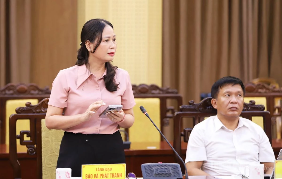 Lãnh đạo Báo và phát thanh, truyền hình tỉnh thảo luận về công tác tuyên truyền phát triển du lịch của tỉnh tại buổi làm việc.