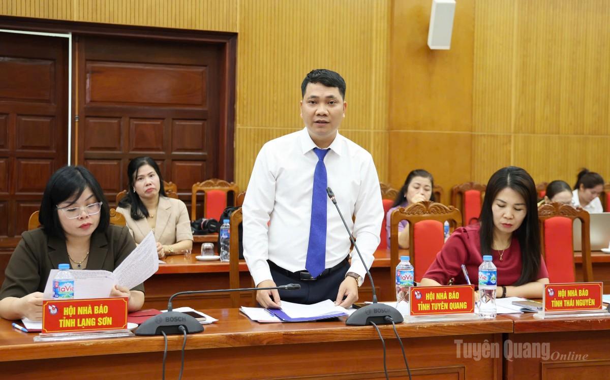 Phó Chủ tịch Thường trực Hội Nhà báo tỉnh Tuyên Quang tham luận tại Hội thảo.