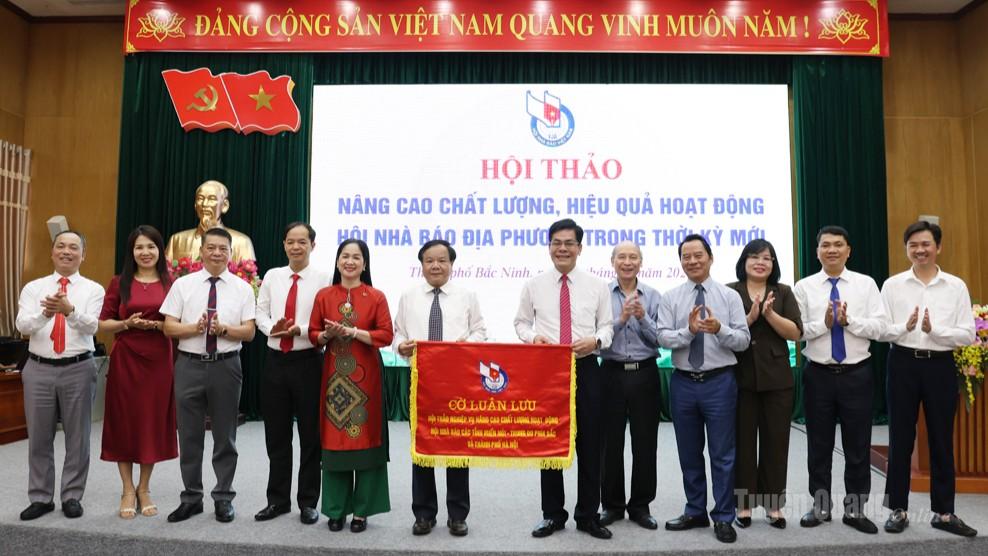 Lãnh đạo Hội Nhà báo thành phố Bắc Ninh trao cờ luân lưu đăng cai cho Hội Nhà báo tỉnh Phú Thọ.