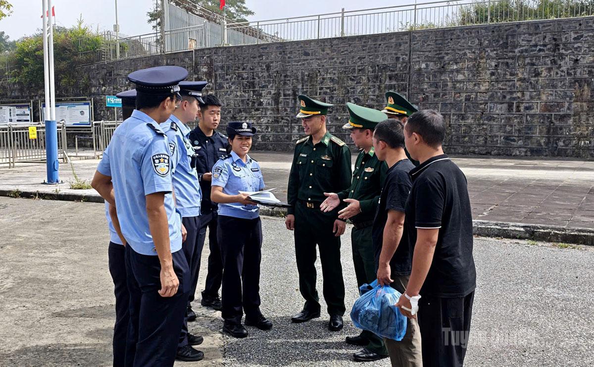 Đồn Biên phòng Bản Máy bàn giao 2 công dân Trung Quốc nhập cảnh trái phép cho Đại đội Quản lý biên giới Mã Quan.