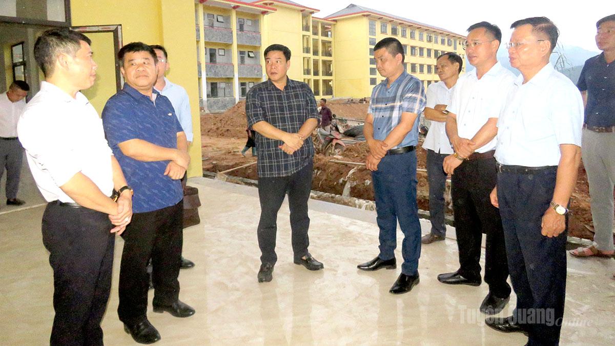Đồng chí Hoàng Gia Long, Phó Chủ tịch UBND tỉnh trao đổi với các đơn vị về tiến độ thi công Trường Phổ thông nội trú Tiểu học và THCS Pà Vầy Sủ.
