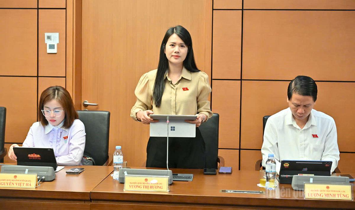 Đồng chí Vương Thị Hương, Phó Chủ tịch UBND xã Pà Vầy Sủ phát biểu thảo luận.