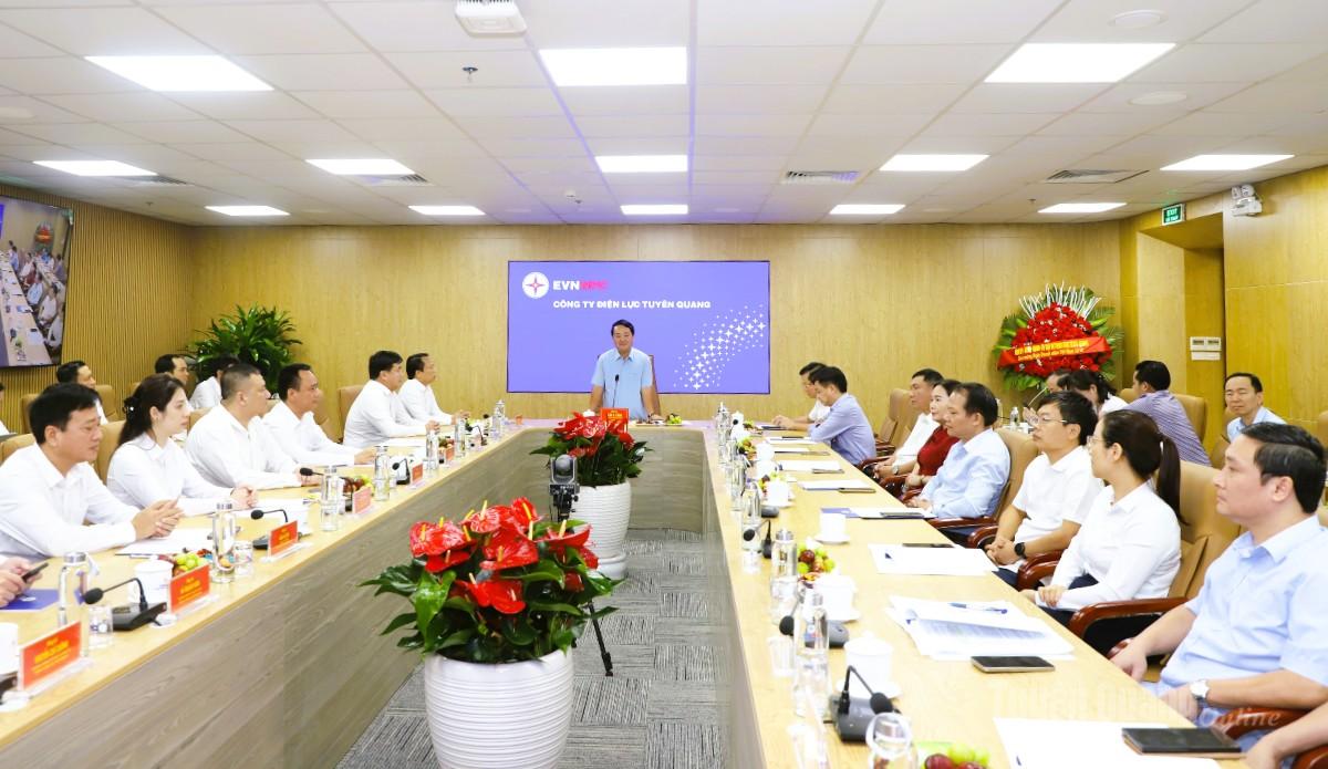 Đồng chí Bí thư Tỉnh ủy và Đoàn công tác thăm, chúc mừng Công ty Điện lực Tuyên Quang.