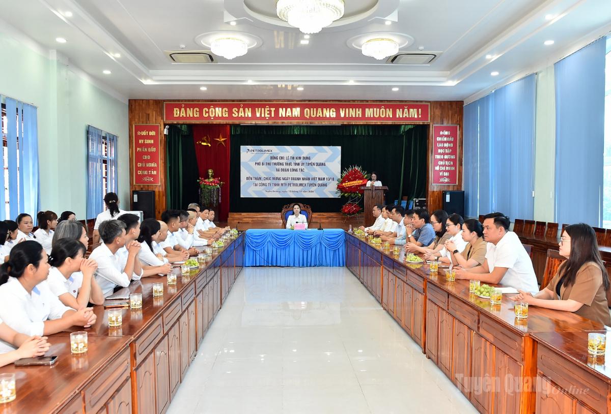 Đồng chí Phó Bí thư Thường trực Tỉnh ủy Lê Thị Kim Dung và các đại biểu trong buổi thăm và chúc mừng Ngày Doanh nhân tại Công ty TNHH MTV Petrolimex Tuyên Quang.